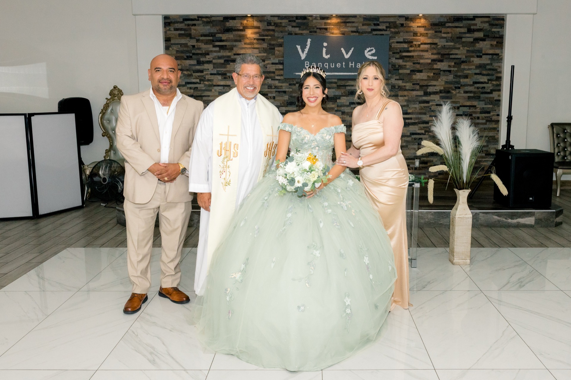 Quinceañera con familia en Vive Banquet Hall — guía para elegir el salón correcto