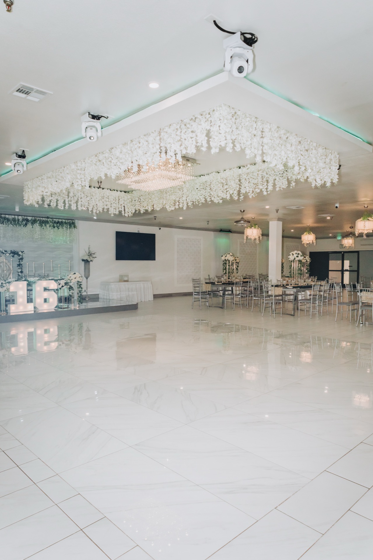 Salón elegante de Vive Banquet Hall configurado — comparación todo incluido vs partes